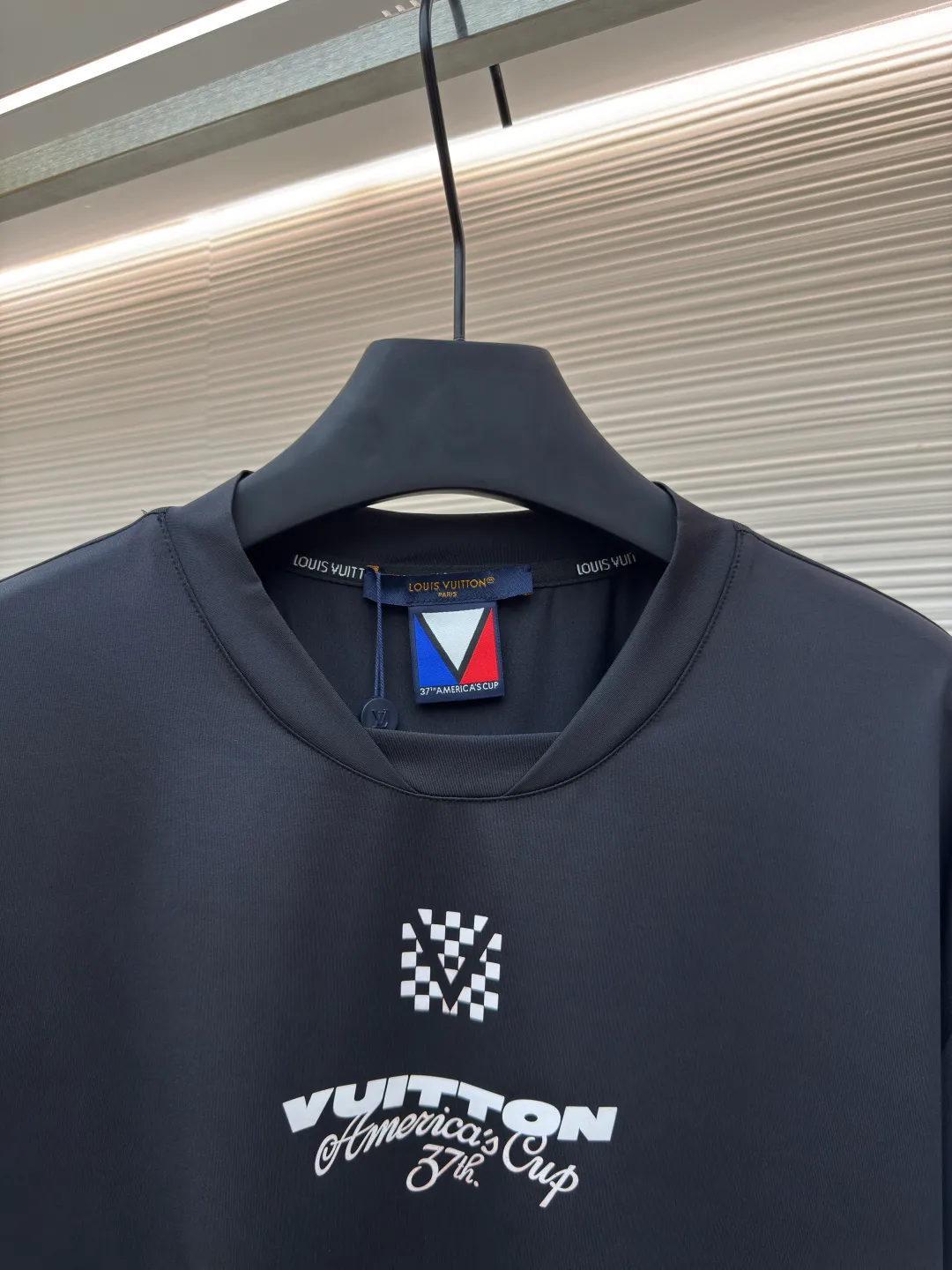 LOUISVUITTON white ink heat transfer T-shirt ●Authentic product: Purchased and developed for 8300 ●Item number: 1680106-A30 ●Fabric: nylon-ammonium blended fabric ●Technology: Printing ●Version: Fitted version ●Weight: about 235 grams ●Size: XS-S-M-L ●Description: Made of nylon-ammonia blended fabric, long-fiber high-F nylon yarn is used to weave the gray cloth. After dyeing in the vat, the surface of the gray cloth is lightly sanded to produce fine velvet. The fabric feels soft and skin-friendly. There are a total of 7 cutting pieces on the front and back sleeves, which are used for positioning heat transfer technology. Korean heat transfer lettering film material is used, and the Y version is traced to make the pattern. The back collar overlock webbing is customized with a double-layered letter jacquard process made of cotton. The overall wiring is straight and delicate, the fabric is comfortable and soft, and the color is consistent without color difference. It can be matched with the same style to create a fashionable look and control various occasions. Customized accessories, complete with three standards, same style for men and women!